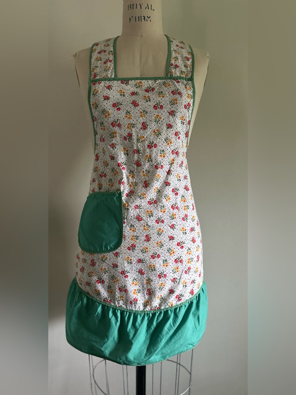 Vintage Floral Full Bib Apron Green Ruffle Pocket Cottagecore